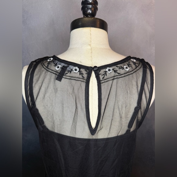 White House Black Market Embroidered Mesh Sleeveless Top – Size M - Picture 5 of 9